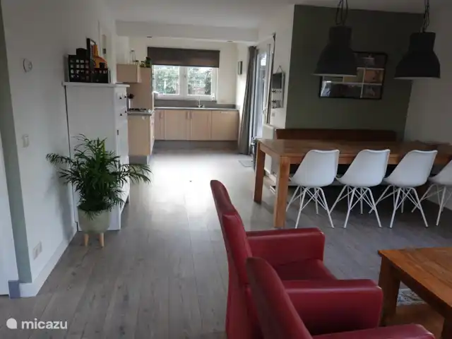 Woonkamer met open keuken